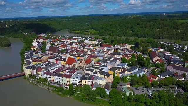 在德国巴伐利亚州，上巴伐利亚州的沃瑟堡客栈的老城对面的景色视频下载