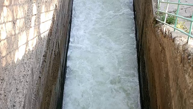 水从大坝中奔流而出视频素材