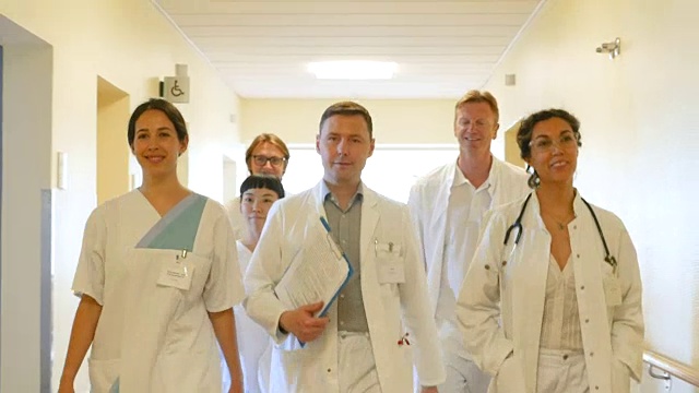 医疗队在走廊上行走的肖像视频下载