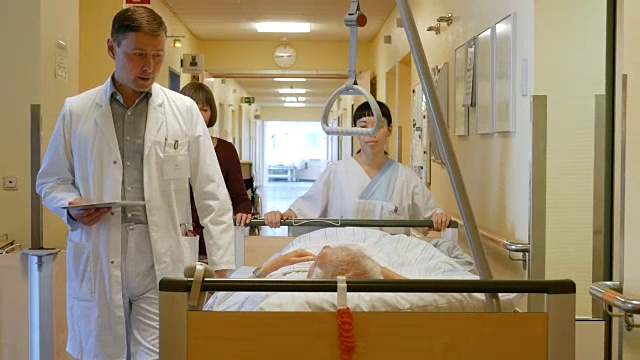 医生和护士在轮床上与病人交谈视频下载