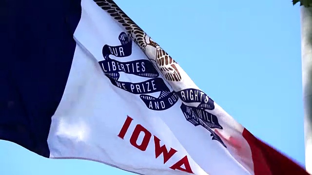 爱荷华州国旗在微风中飘扬- 4k/超高清视频下载