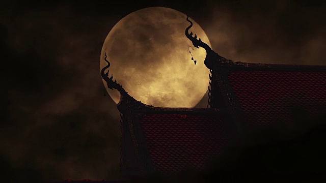 满月之夜泰国寺庙的美丽屋顶视频素材