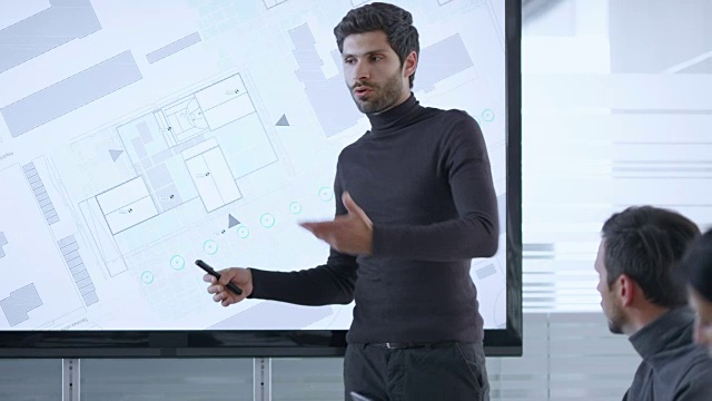 男建筑师在会议室的大屏幕上展示计划的细节视频素材