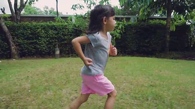 女孩在公园里跑步视频素材