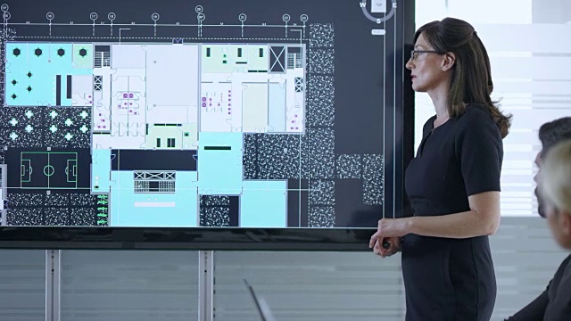 女建筑师在会议室使用屏幕展示项目的计划视频素材