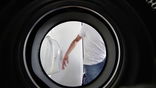 男人在男女平等的情况下洗衣服视频素材