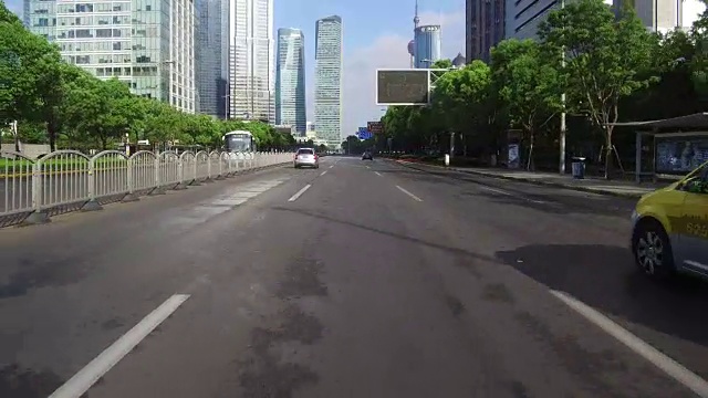 实时驾驶汽车在陆家嘴金融区，中国上海视频下载