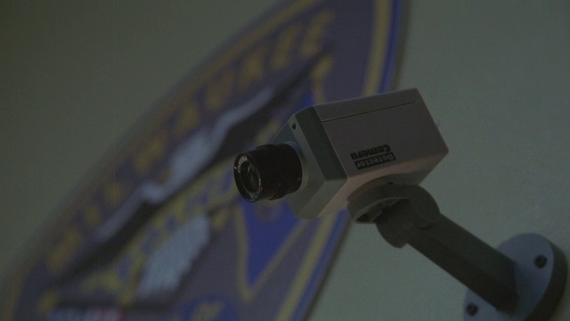 一个监控摄像头的角度前面有一个大封印上面写着视频素材