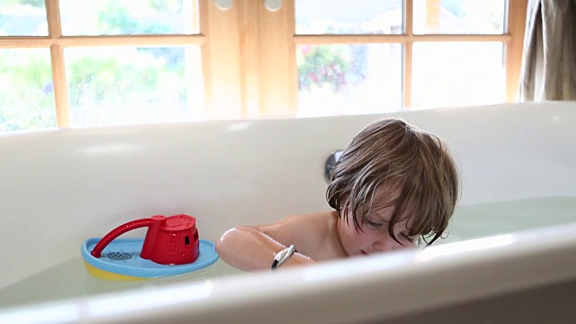 3岁男孩在浴缸里玩视频素材