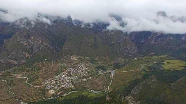 中国甘肃，扎加纳村和山的鸟瞰图视频素材