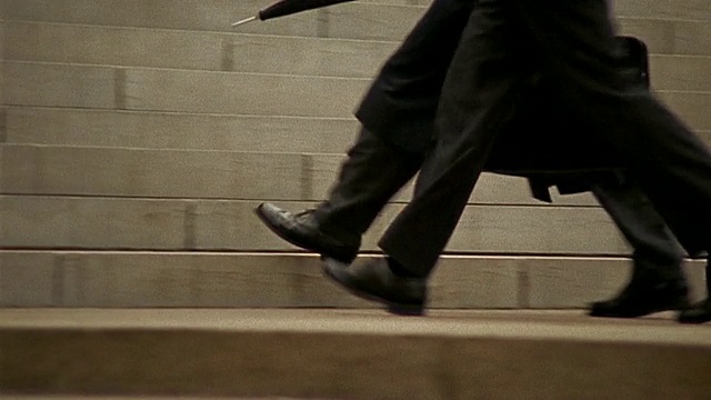 中拍跟踪拍商人的腿+脚走路的台阶视频下载