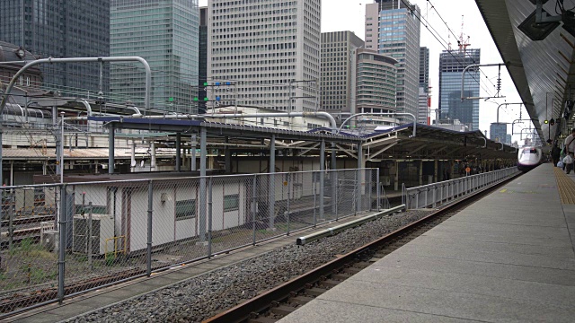 新干线高速列车在东京站开出，日本东京视频素材