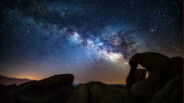 时间流逝:美国加州莫比乌斯拱门上的银河视频素材
