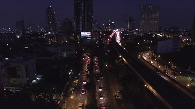 空中夜景的灯光在摩天大楼，泰国曼谷视频下载