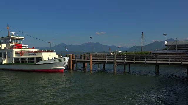 德国巴伐利亚州，上巴伐利亚州，基姆湖，Prien港口的游船视频素材