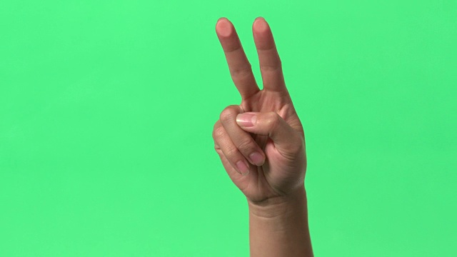 绿色屏幕-女人的手-用两根手指拖动物体的动作。视频素材
