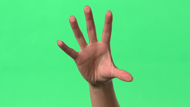 绿色屏幕-女人的手-用五个手指“捏”放大/缩小的动作。视频素材