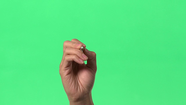 绿色屏幕-女人的右手用铅笔在玻璃上写字视频素材
