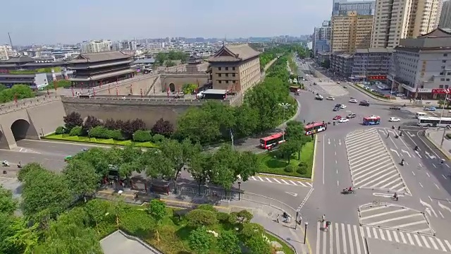 东门城墙及现代交通鸟瞰图/中国陕西西安视频素材