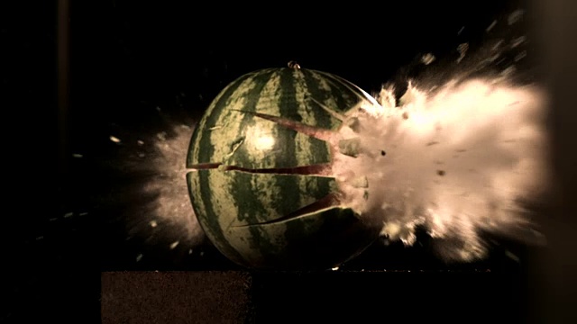 一颗子弹穿过一个西瓜的慢镜头。视频下载