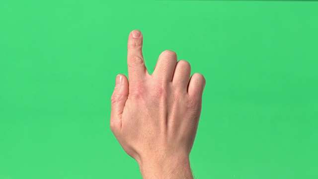 绿色屏幕-男人的右手拖动食指在透明的玻璃上视频素材