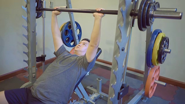 在健身房锻炼的男人，慢动作视频素材