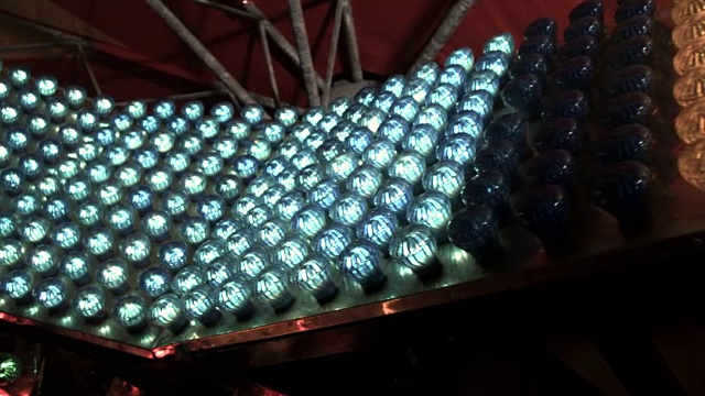 在游乐场兜风时，摇摄镜头穿过闪烁的灯光。视频下载