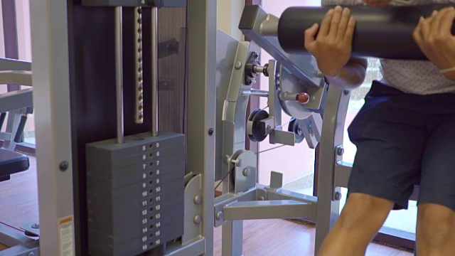 在健身房锻炼的男人视频素材