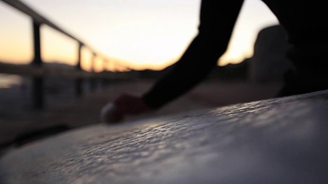 日出时分，南非开普敦，MCU冲浪者在给冲浪板打蜡视频下载