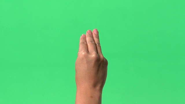 绿色屏幕-女人的右手食指/拇指/手放在透明的玻璃上视频素材