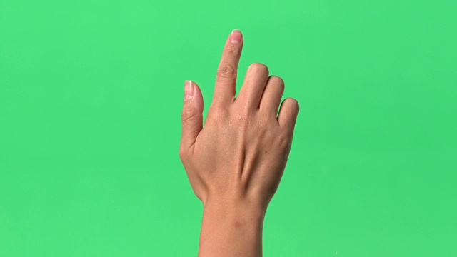 绿色屏幕-女人的右手轻敲透明玻璃，带有索引器视频素材