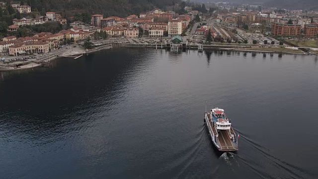 意大利马焦雷湖，一艘客轮正在靠近小镇视频素材