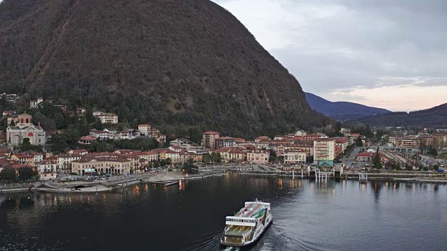 意大利马焦雷湖日落时拉维诺镇的无人机瞰图视频素材