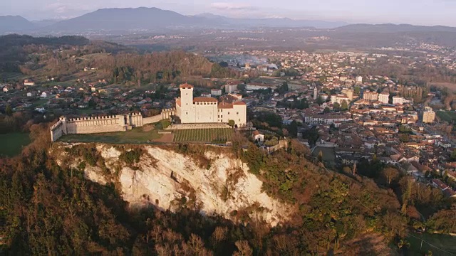 意大利马焦雷湖上著名堡垒的无人机瞰图视频素材