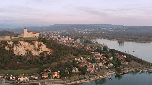 意大利马焦雷湖上著名堡垒的无人机瞰图视频下载