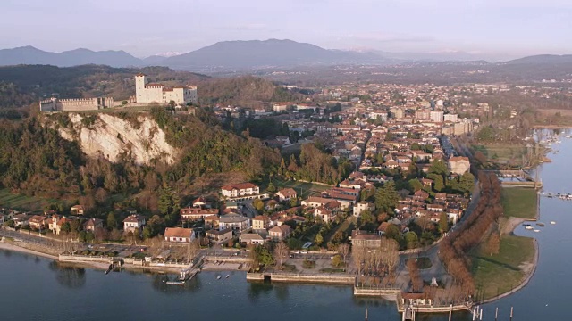 意大利马焦雷湖上著名堡垒的无人机瞰图视频素材