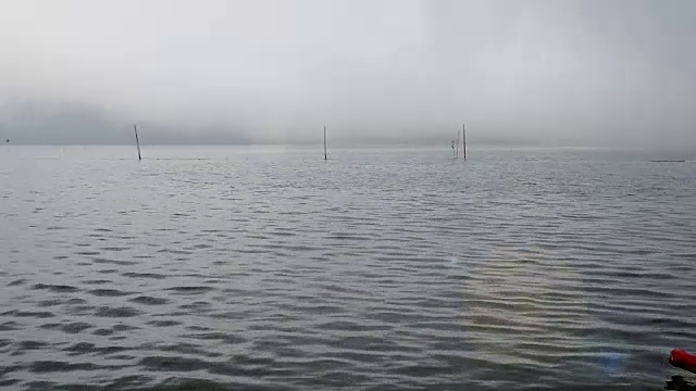 高清波浪水面与雾，云移动视频下载