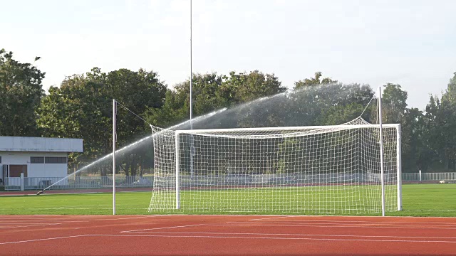 4K MS水洒水器足球场绿草。视频下载