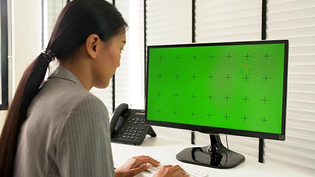 女商人用绿屏电脑视频素材
