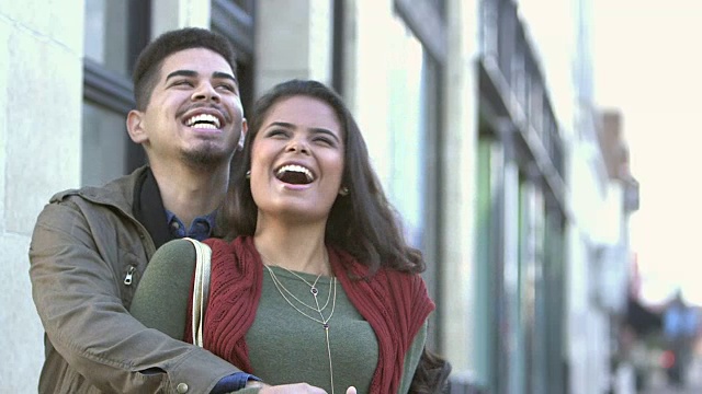 一对年轻的西班牙夫妇站在城市的街道上视频素材