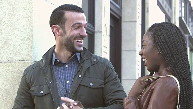 年轻的跨种族情侣在城市里站在一起视频下载