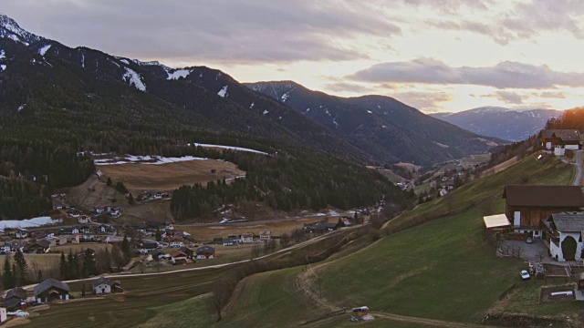 意大利Dolomites山谷日落时的无人机视图视频素材