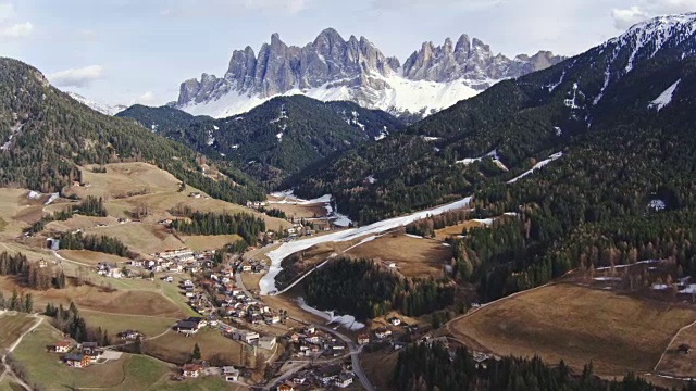 无人机的山谷与山峰，白云石，意大利视频素材