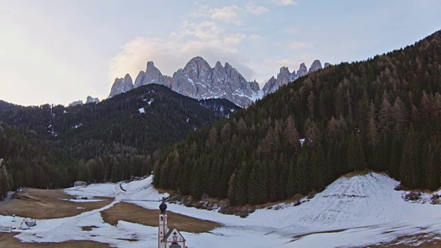 无人机的小教堂与山峰，白云石，意大利视频素材