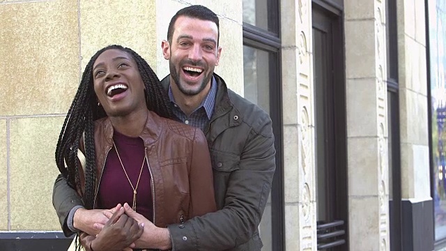 年轻的跨种族情侣在城市里站在一起视频素材