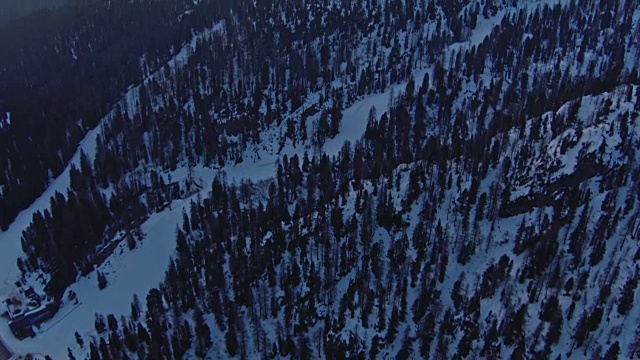 无人机的日出在薄雾弥漫的山谷与山峰视频素材