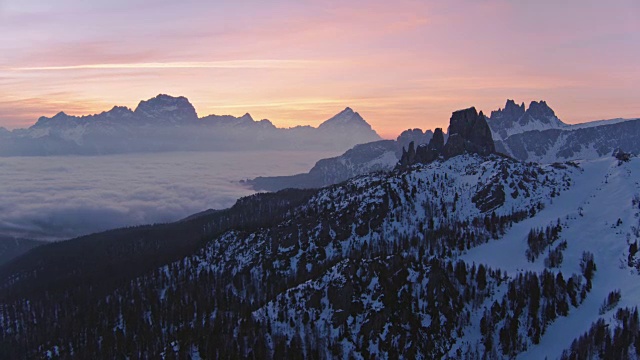 无人机的日出在薄雾弥漫的山谷与山峰视频素材
