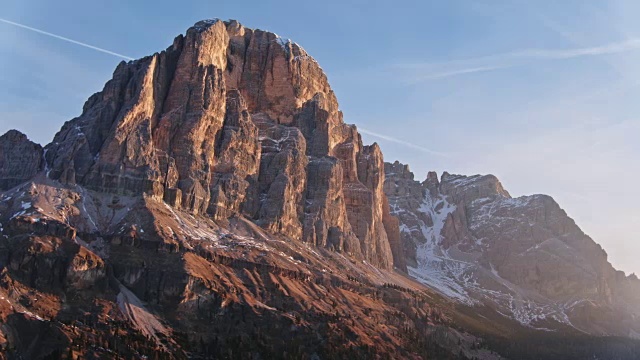 无人机在日出时的山顶，白云石，意大利视频素材