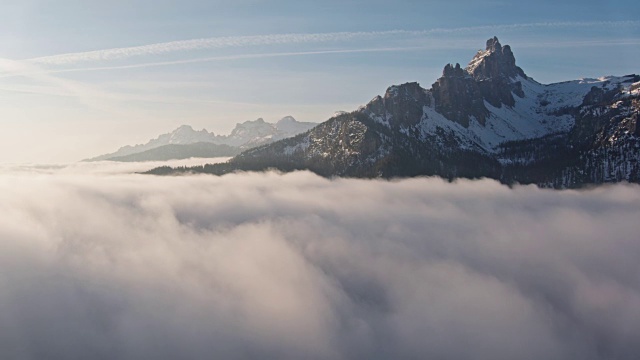 空中无人机的观点，雾气弥漫的山谷日出在山区视频素材