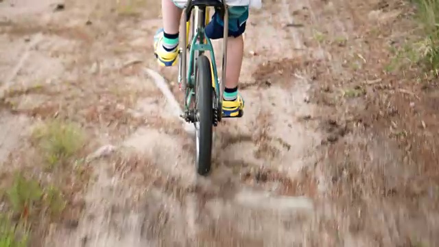 小男孩骑自行车视频下载